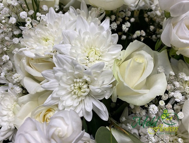 Cos cu trandafiri albi, crizantema si eustoma foto